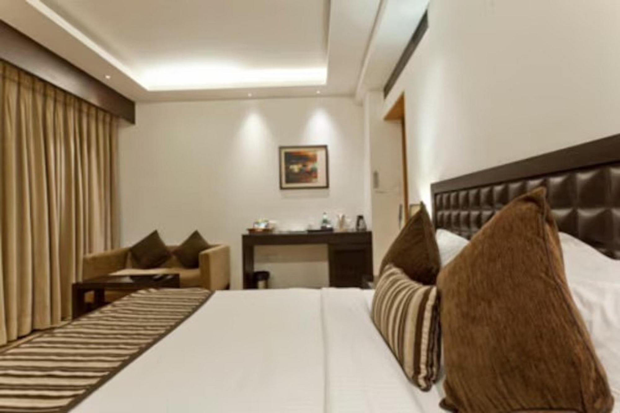 Hotel Saket 27 Nova Deli Exterior foto